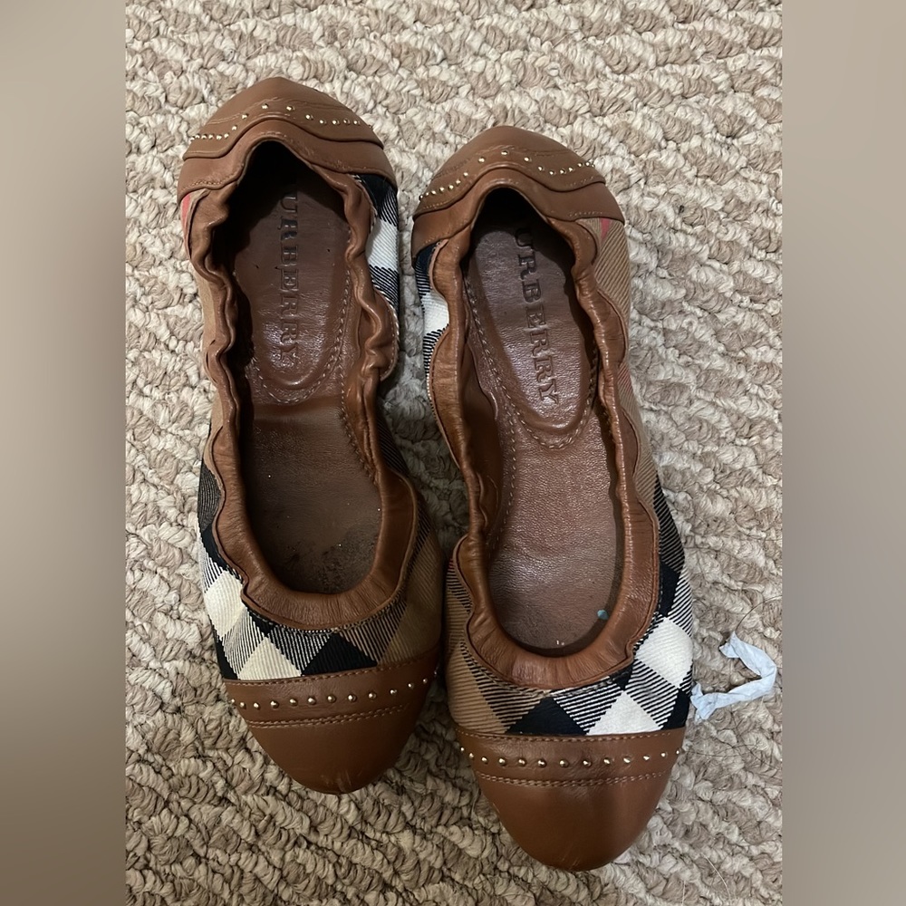 Lightly used burberry flats